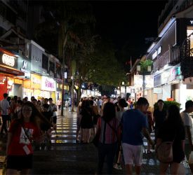 桂林市内へ戻り、一番の繁華街・正陽歩行街散策と中華料理のご夕食