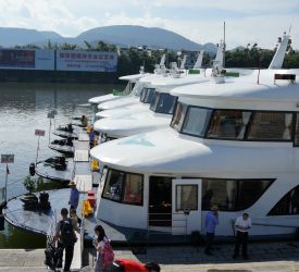 漓江下りの船着き場・竹江埠頭へ向け 出発