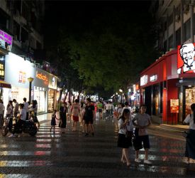 桂林市内へ戻り、一番の繁華街・正陽歩行街散策と中華料理のご夕食