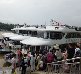 漓江下りの船着き場・竹江埠頭へ向け 出発