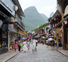 特徴的な山々に囲まれた陽朔西街を散策観光と陽朔名物料理の夕食