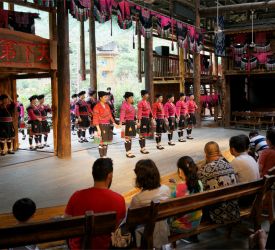 少数民族・ヤオ族の集落へご案内、名物「長髪民族ショー」の鑑賞