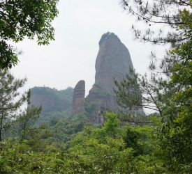 遊歩道をたどりながら、その形で有名な「陽元岩」へご案内（徒歩約1時間）