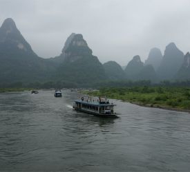 山水画の世界にようこそ！ 約4時間の漓江下りをお楽しみください