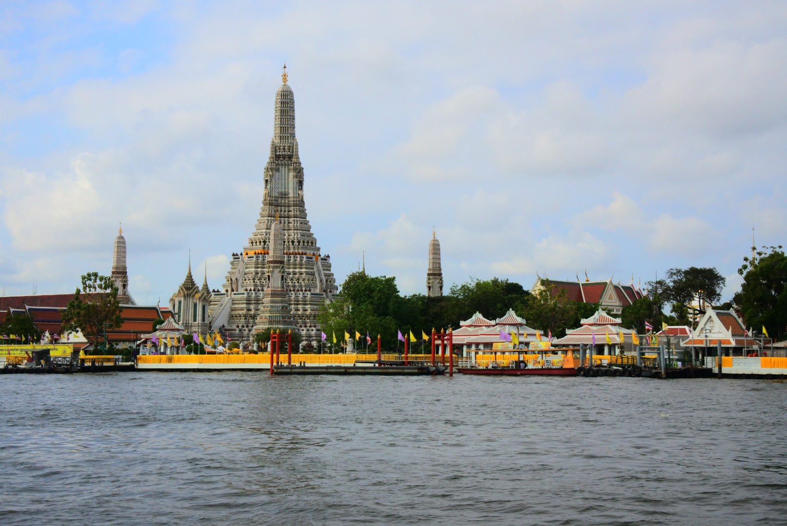 トンブリ王朝をしのぶ「ワット・アルン(暁の寺院)」