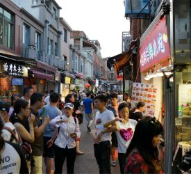 コロンス島一番の繁華街「龍頭路」散策