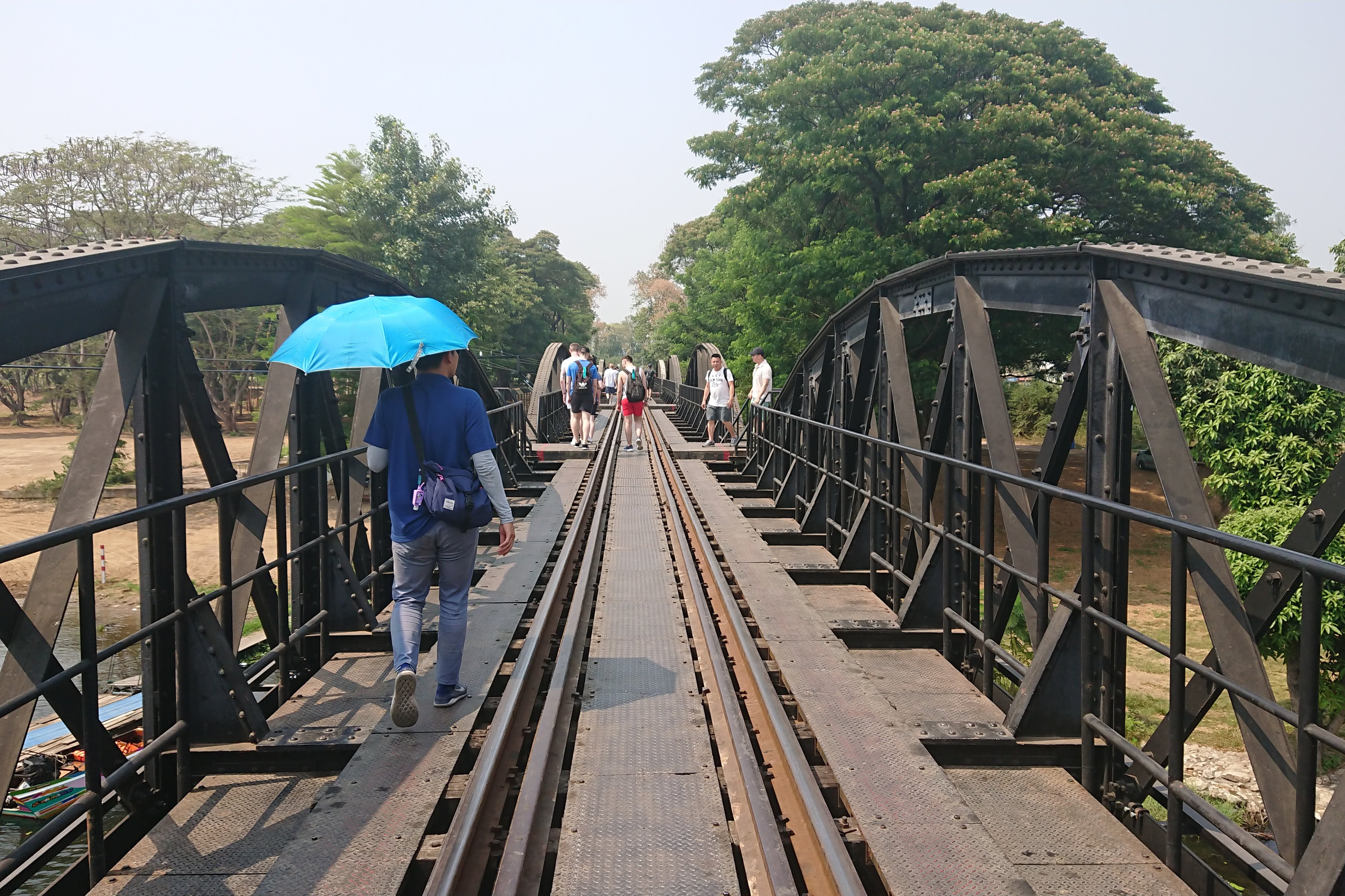 「戦場にかける橋」近辺の散策、鉄橋を悠然と走る泰麺鉄道を鑑賞