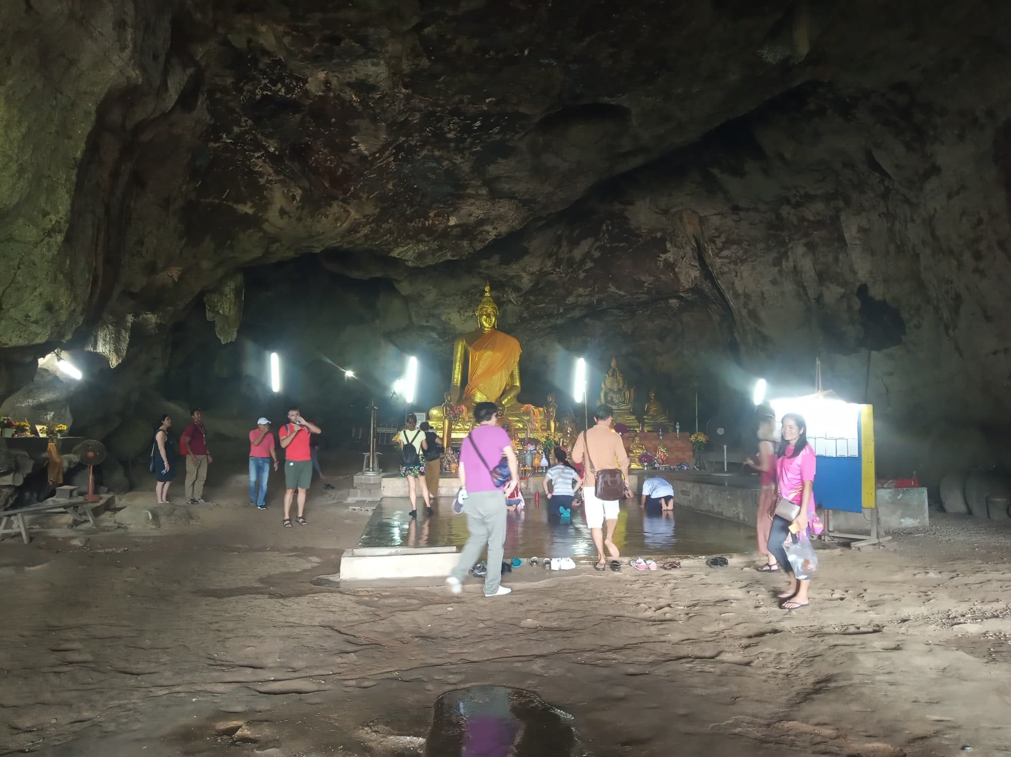 タムカセー駅到着後、洞窟にご案内