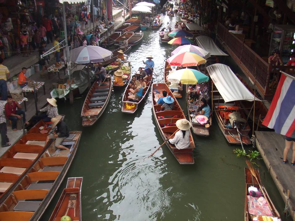 小船の行き交う水上マーケットを自由散策