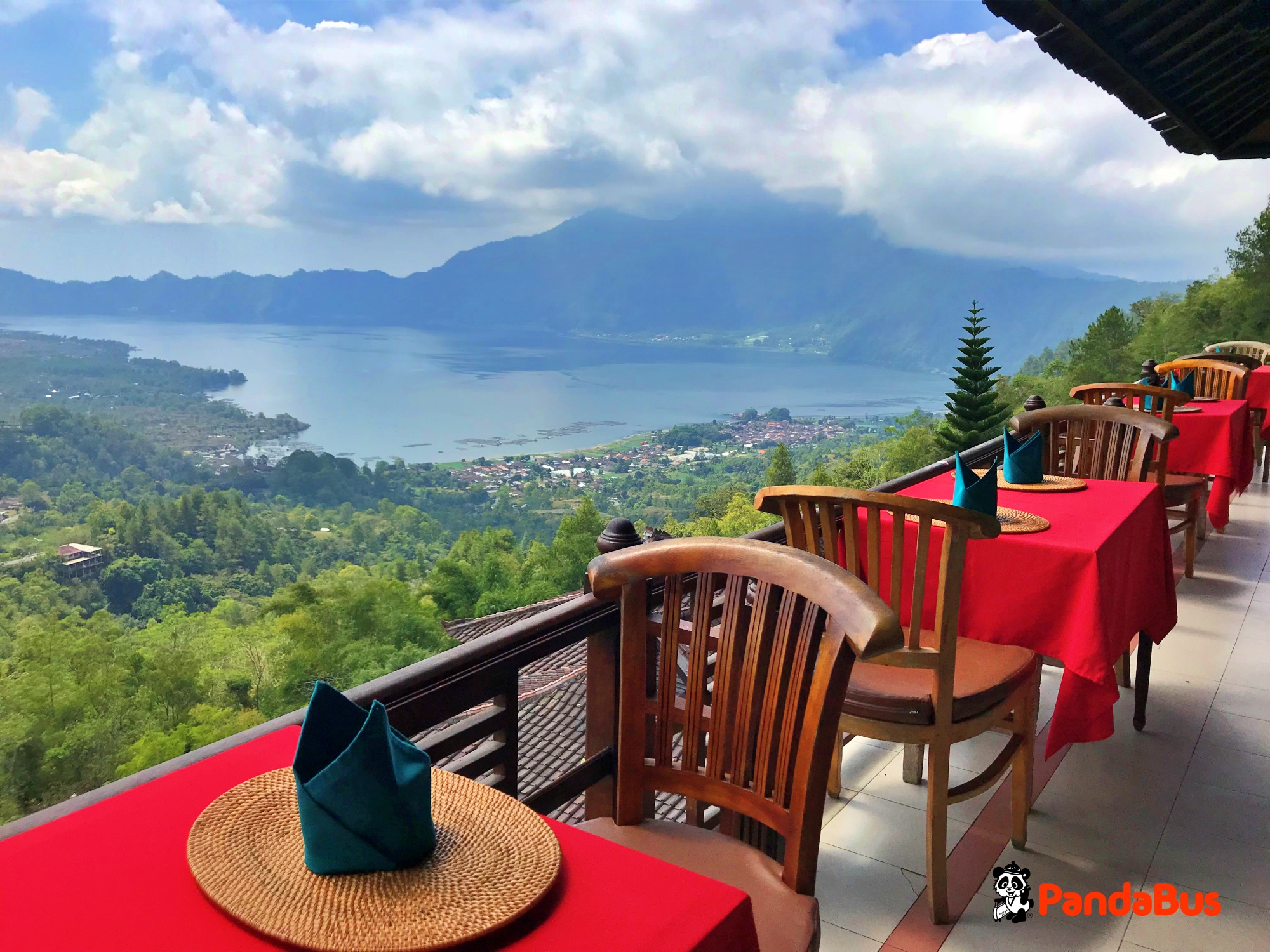 『キンタマーニ高原』到着、世界遺産『バトゥール湖』を眺めながらの昼食