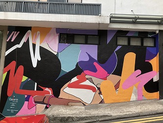 色とりどりの壁画アートがみられる、ハリウッドロードを進みます