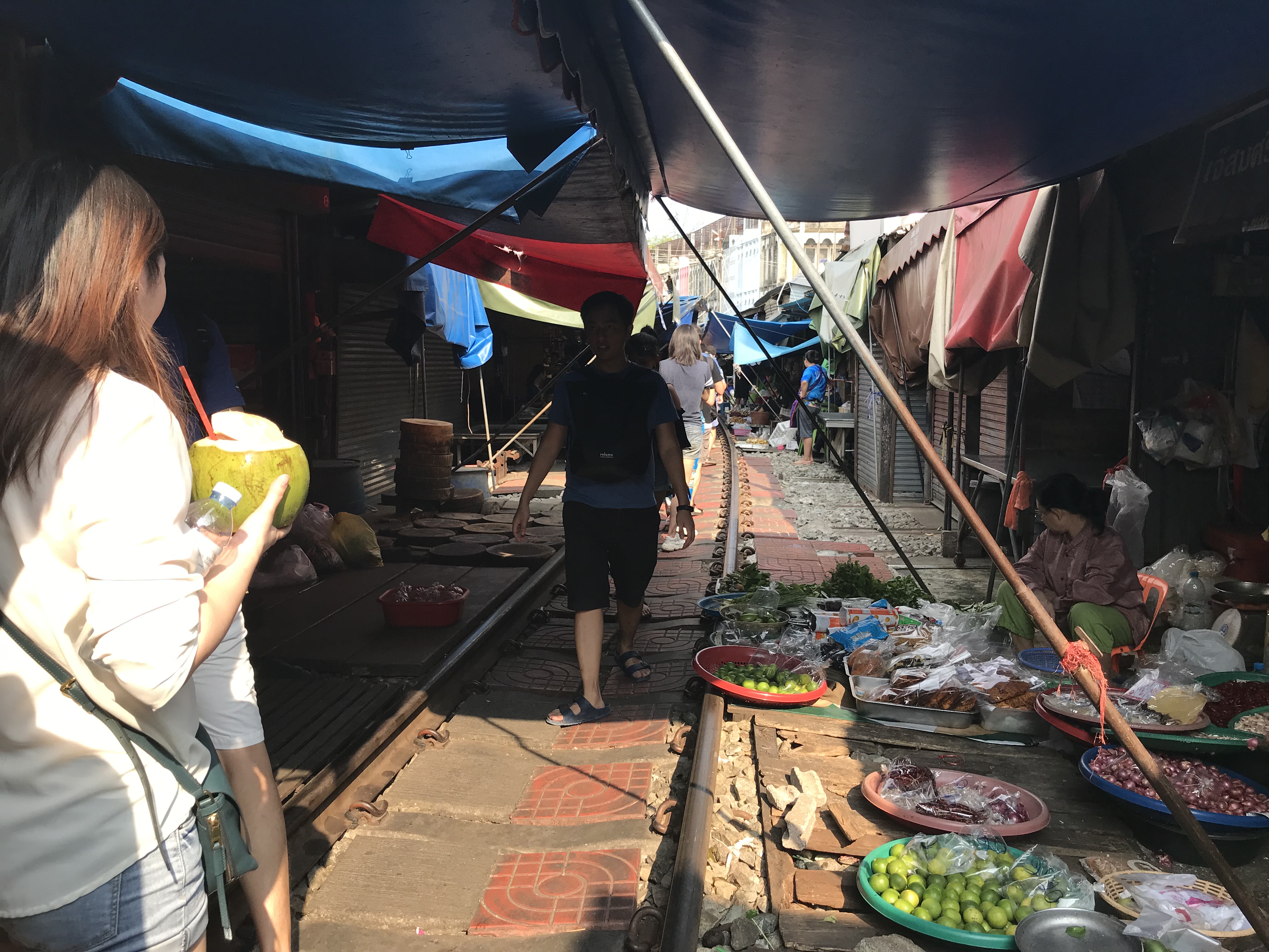 列車出発時刻までマーケット内自由散策＆お手洗い休憩