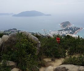 前方の山間に香港島のビル群、右手にタイロン湾を望むビューポイント、雲枕山