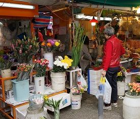 筲箕灣駅 到着後、駅前に位置する金華街の市場を散策