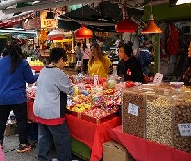 筲箕灣駅 到着後、駅前に位置する金華街の市場を散策