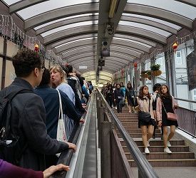 中環駅を出発し、まずはヒルサイドエスカレーターに向かいます