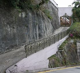 山頂公園を後にし、ヴィクトリアピーク展望台へ向けて出発