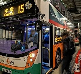 公共バス、MTRを乗り継いで中環駅へ