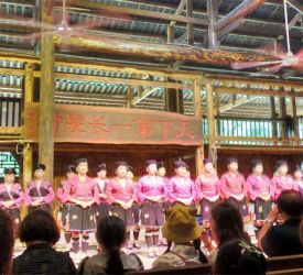 龍勝地区の少数民族集落を訪れ、長髪で有名なヤオ族のショーを鑑賞