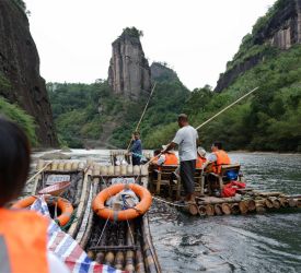 武夷山景観区 到着 　まずは「九曲渓のいかだ下り」をお楽しみください