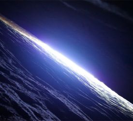 岩の割れ目をたどって「一線天」を見学