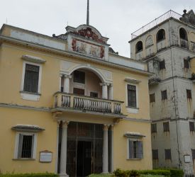 移築された楼閣や歴史的建造物を移した公園「立園」へ