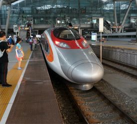 高速鉄道【D7472】⇒【G6585】にご乗車になり、深セン北駅へ向けて出発