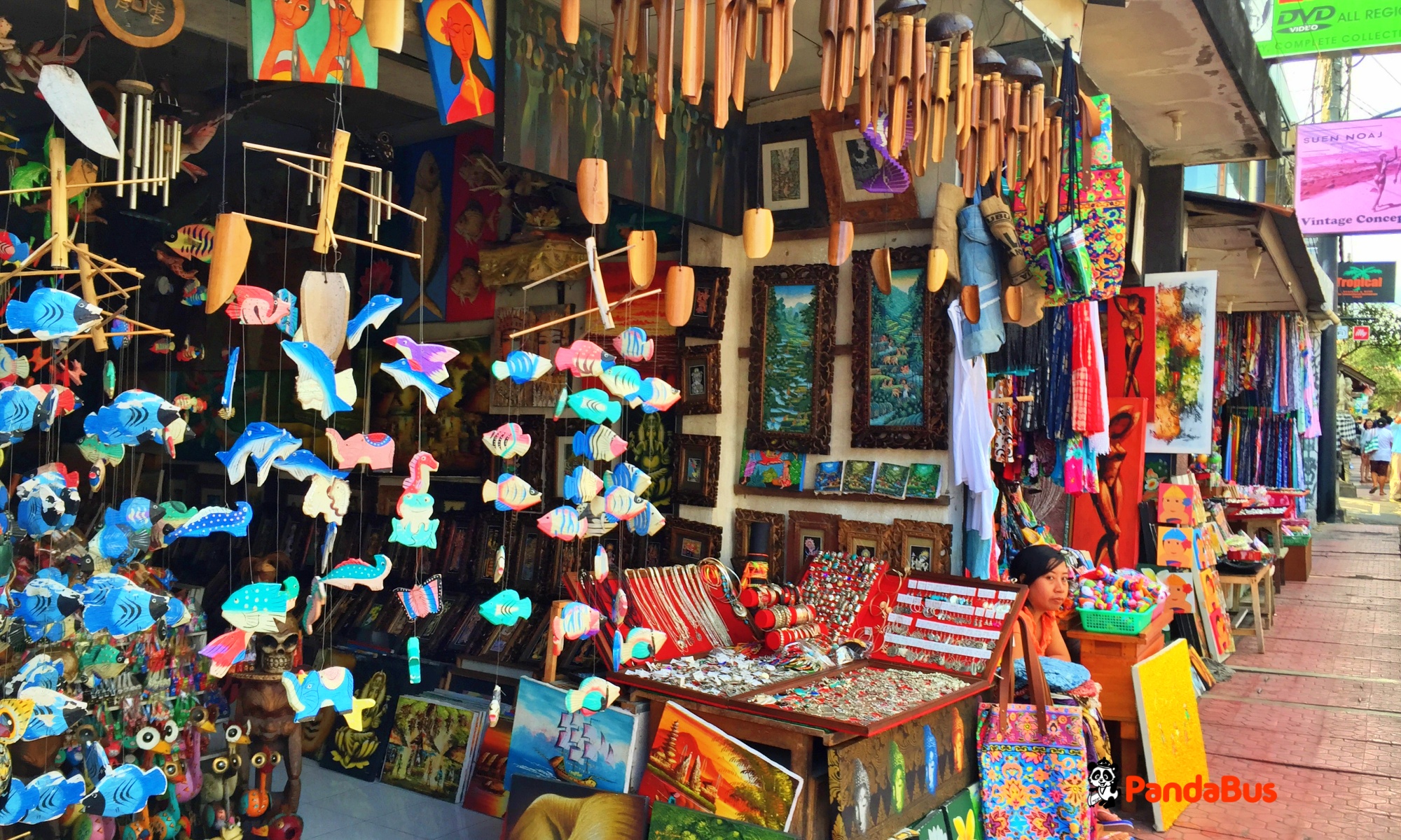 有名な雑貨屋などがひしめく『モンキーフォレストストリート（猿の森通り）』散策 希望者はウブド王宮もご覧いただけます。