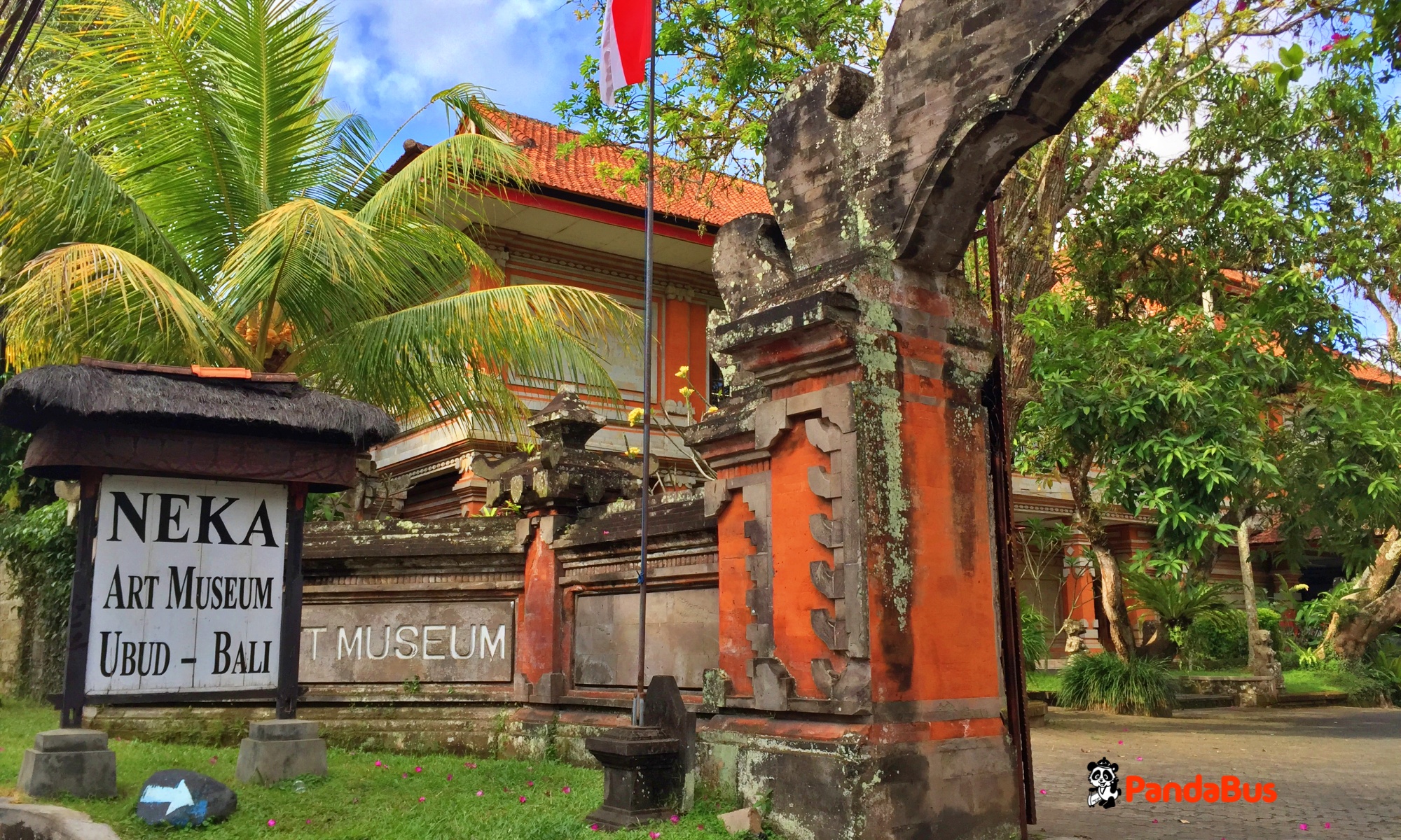 ネカ美術館名画『惹かれあう心』などのバリ絵画を観賞