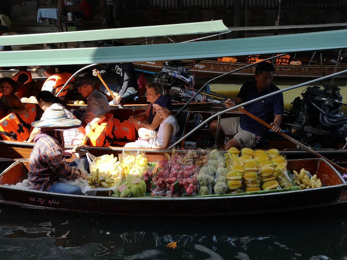 スピードボートに乗り換え、ダムヌンサドゥアック水上マーケットへ