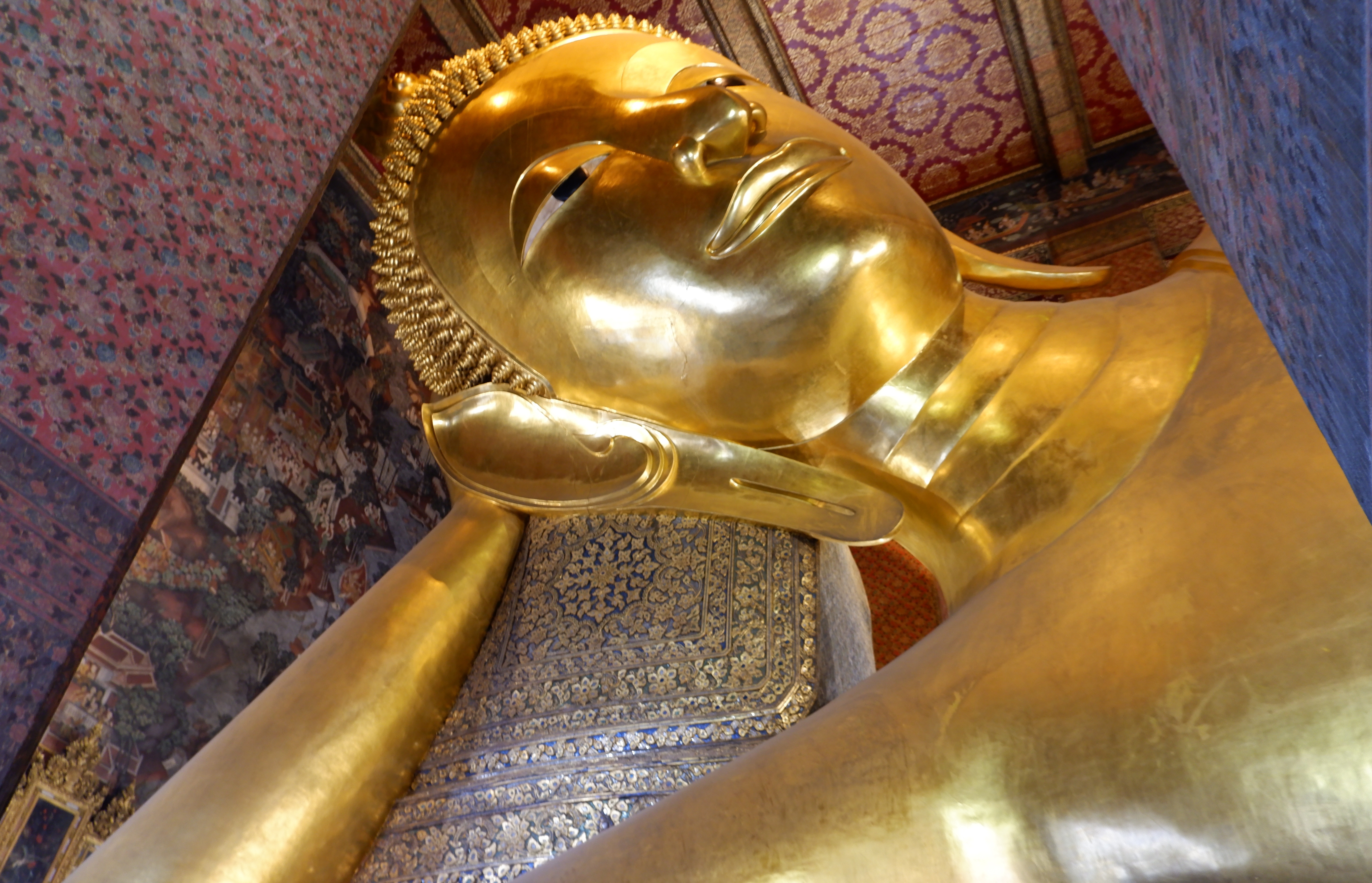 巨大な寝釈迦仏とマッサージで有名な「ワットポー(涅槃寺院)」