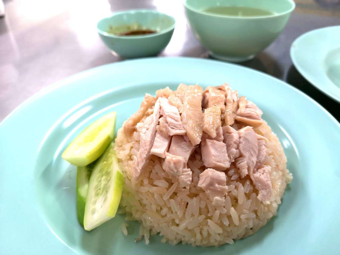 ピンクのカオマンガイでカオマンガイの朝食