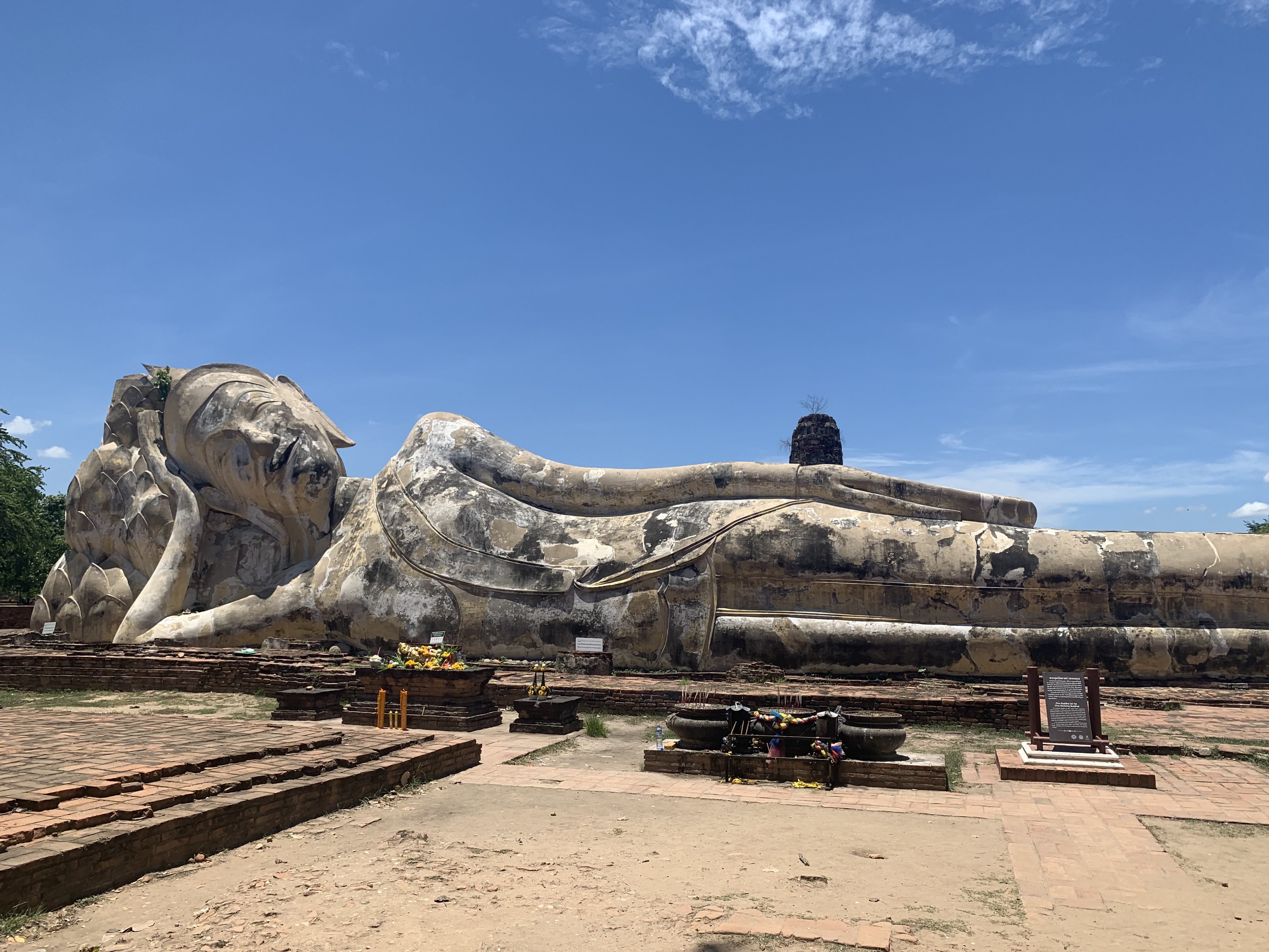 全長28mもの大きな涅槃仏「ワット・ロカヤスター」