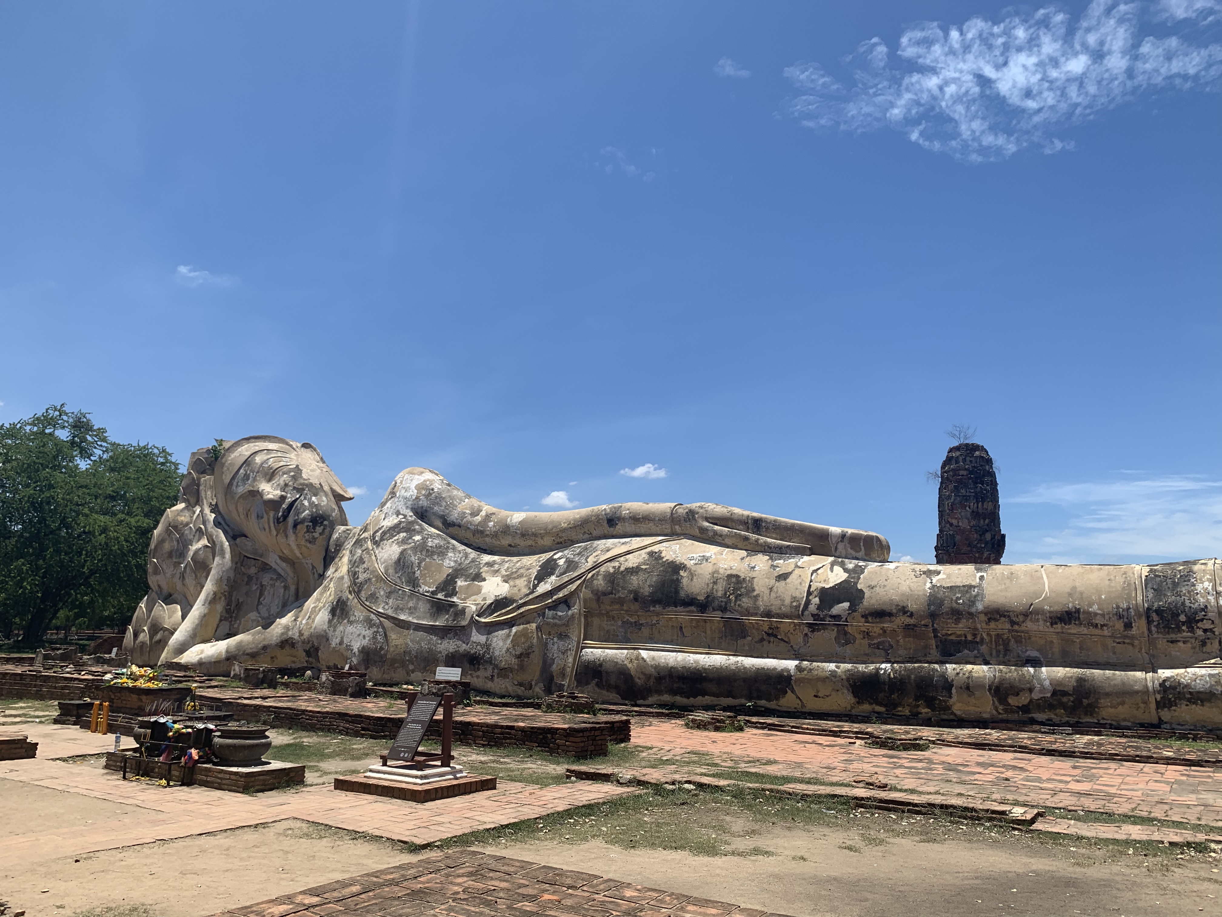 全長28mもの大きな涅槃仏「ワットロカヤスター」