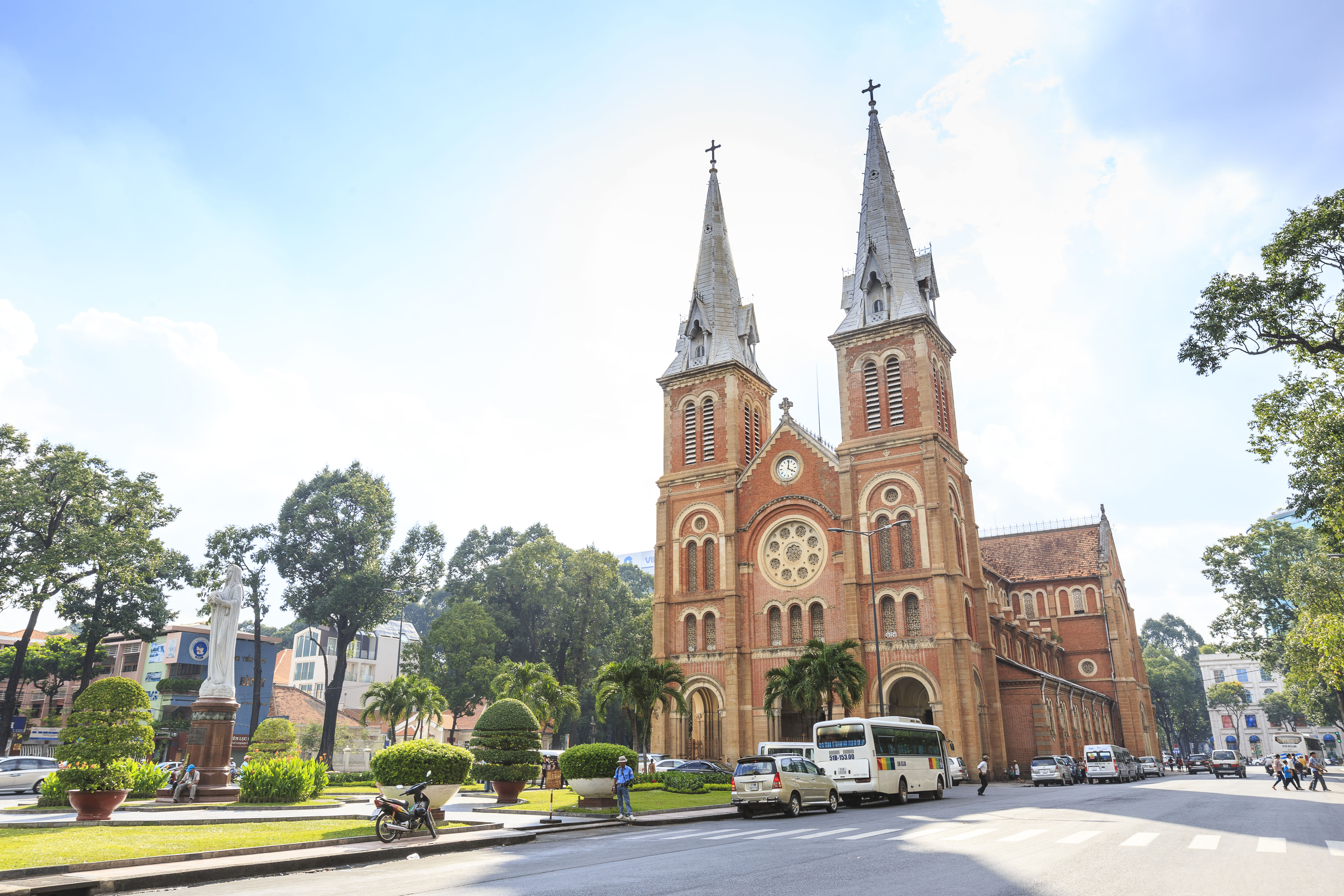 サイゴン大教会　※現在サイゴン大教会は工事中のため敷地内には入れません。