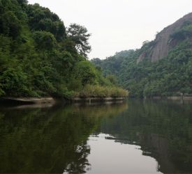 遊覧船に乗り、「水上丹霞」を見学