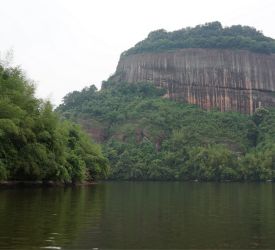 遊覧船に乗り、「水上丹霞」を見学