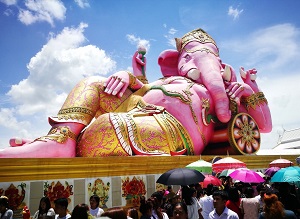 巨大なピンクガネーシャで有名な「ワットサマーン」へご案内