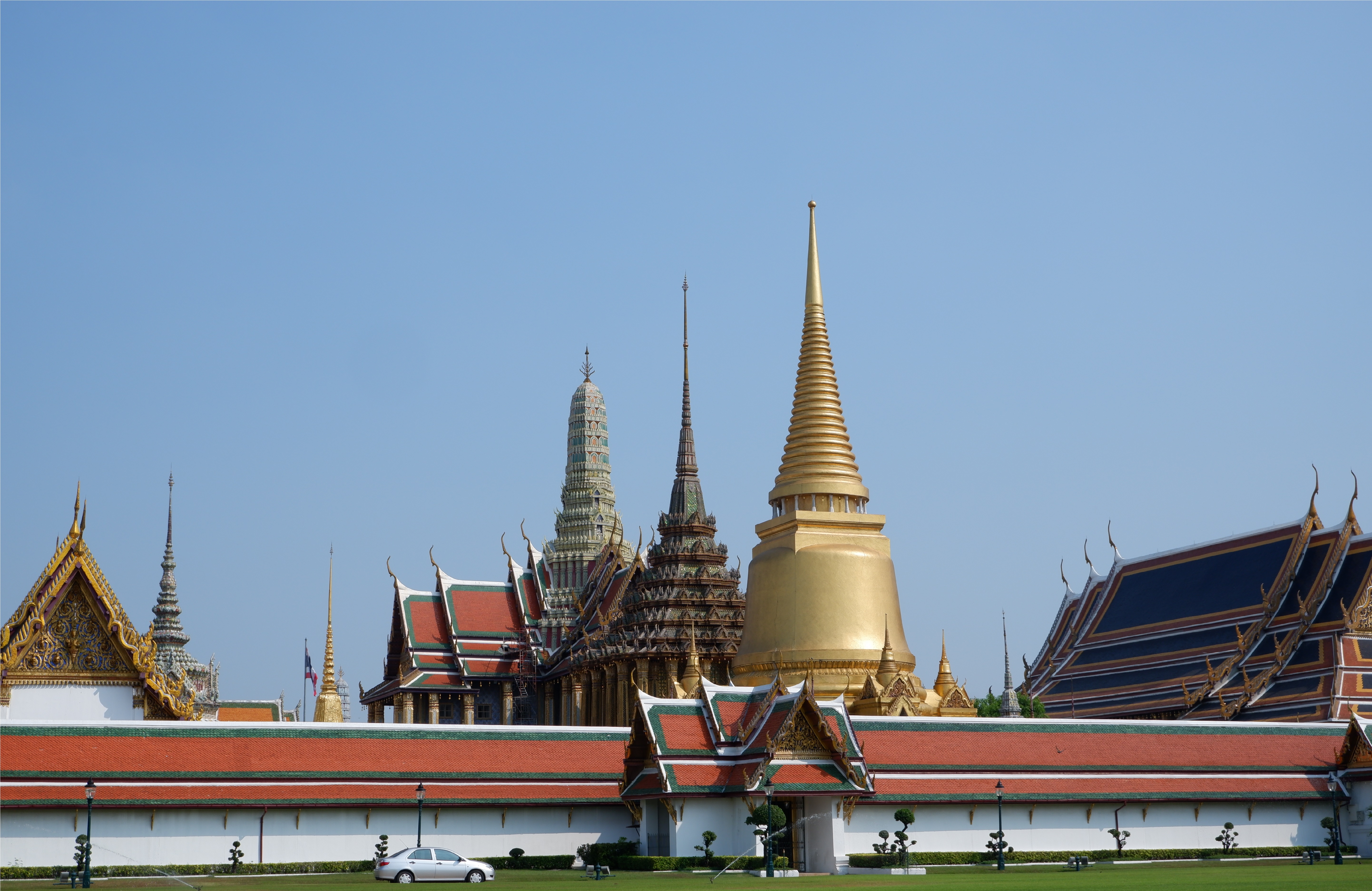 燦然と輝く『エメラルド寺院』