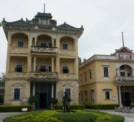 移築された楼閣や歴史的建造物を移した公園「立園」へ