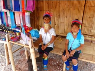 山岳民族（首長族）が暮らす集落を訪問