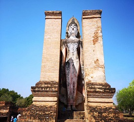 シーサッチャナライ遺跡、チャーンローム遺跡、チェディ・チェッテオ遺跡、ワット・ナーンプラヤー、プラ・プラーン・スリーラッタナマーハータート遺跡観光。