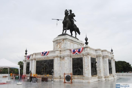 「ワットナンパヤー」、「ワットチュラマニ」、「ナレースワン博物館」観光