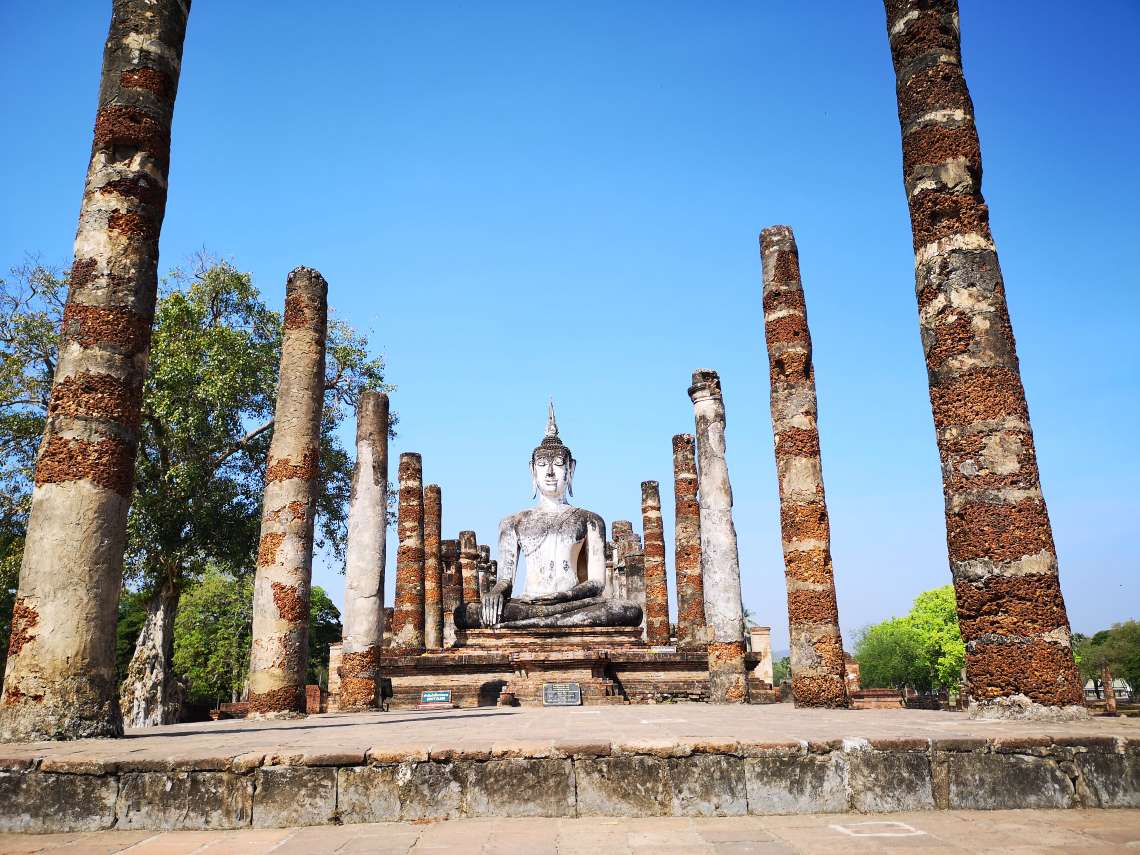 スコータイ遺跡群観光（歴史公園内は自転車で周ります）