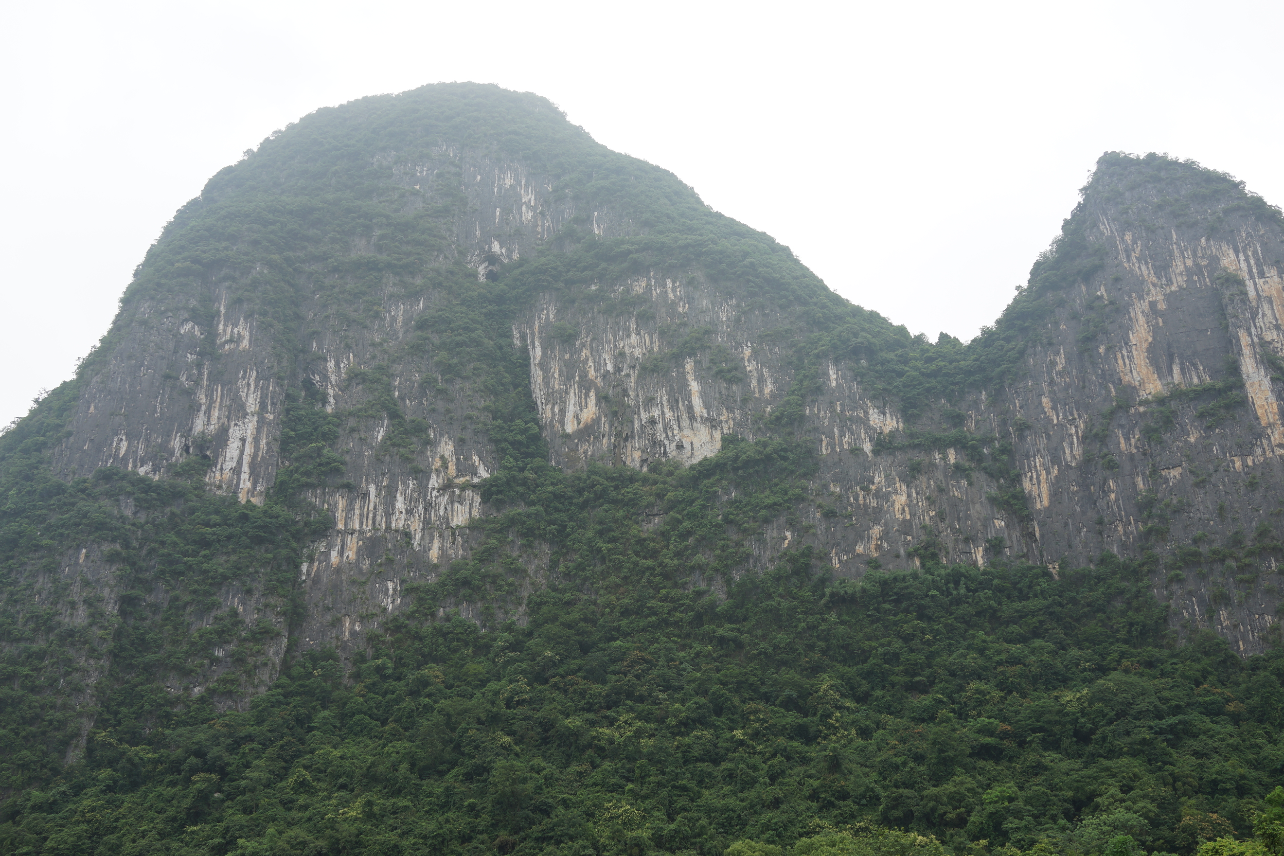 車窓より世界自然遺産・中国南方カルストの景観をお楽しみください