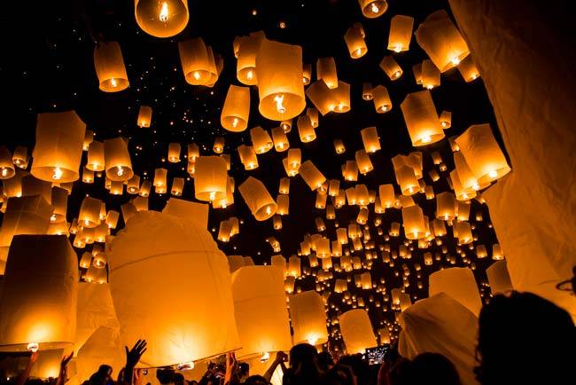 コムローイ（ランタン）を一斉に夜空に舞い上げます