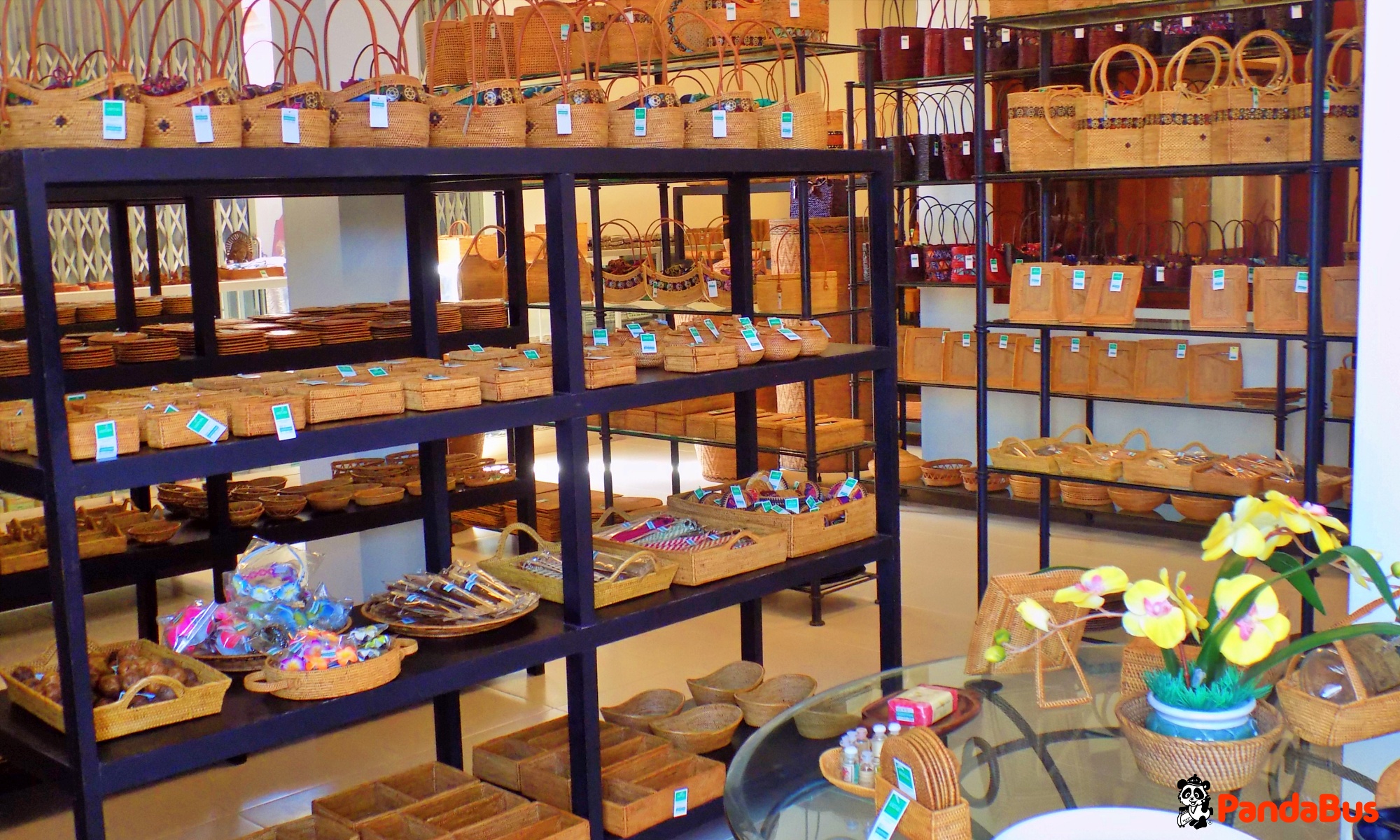 民芸店にてショッピング