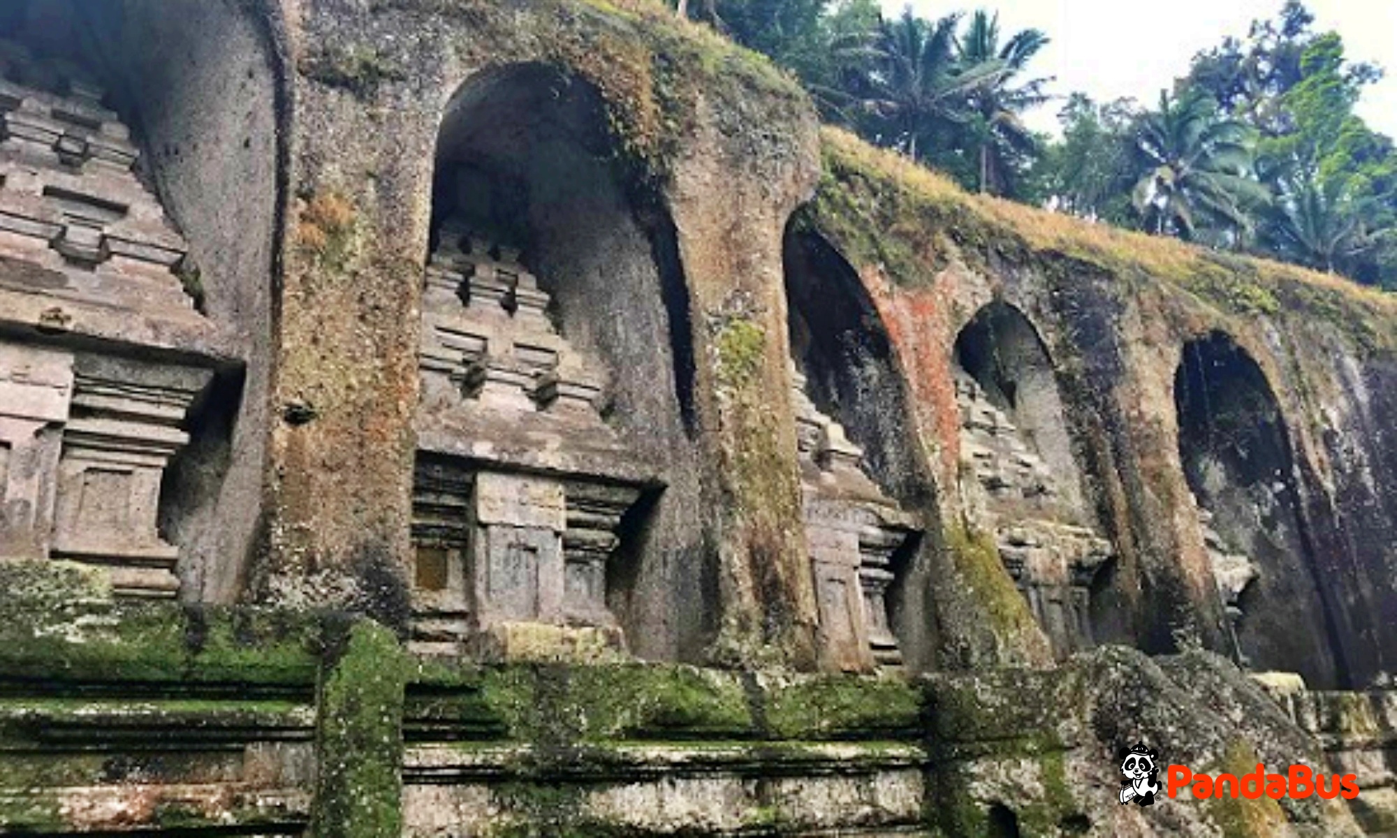 世界遺産『グヌンカウィ遺跡』迫力ある石窟遺跡