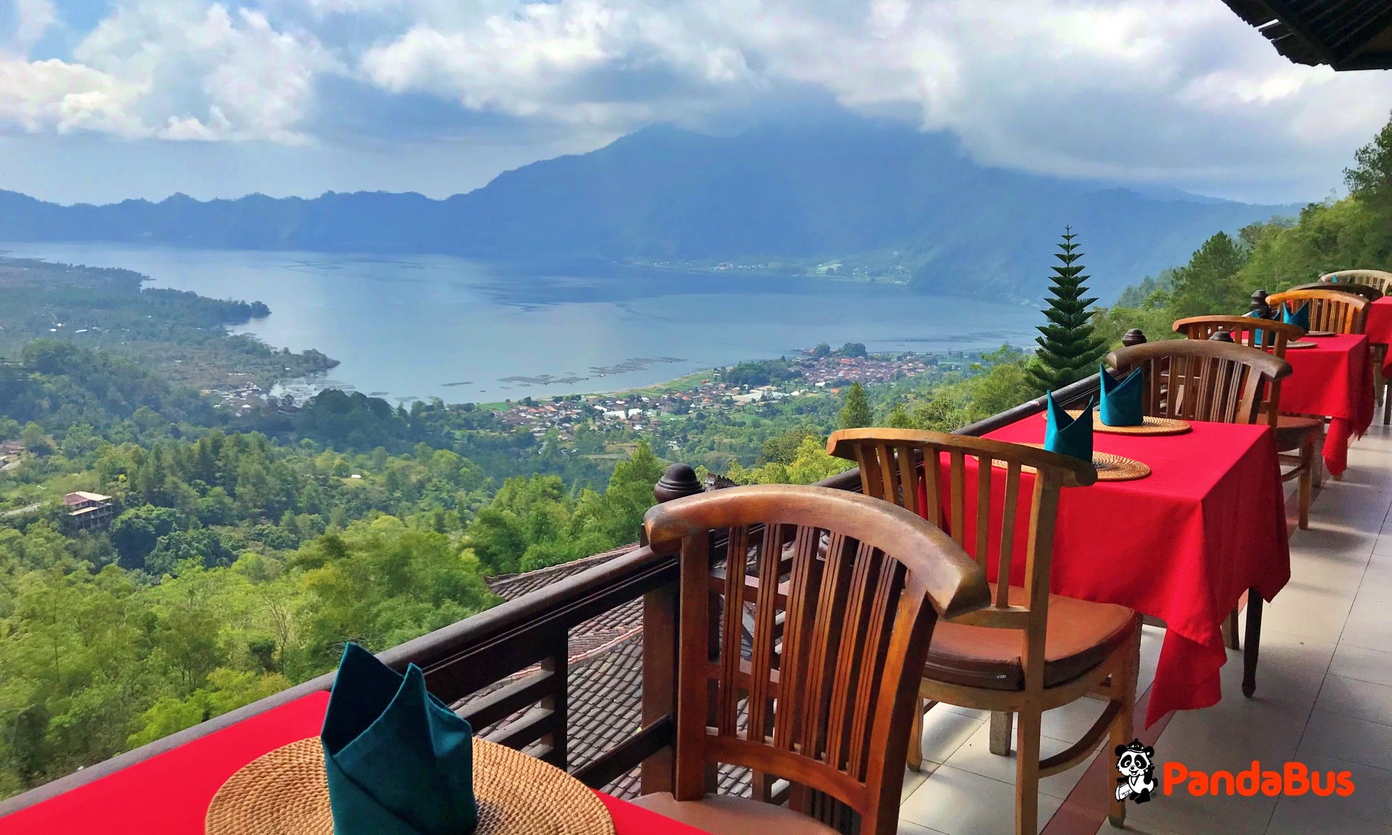 世界遺産『バトゥール湖』を眺めながらのご昼食