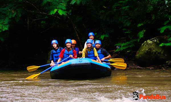 アユン川でラフティング開始（途中休憩を挟みます。）